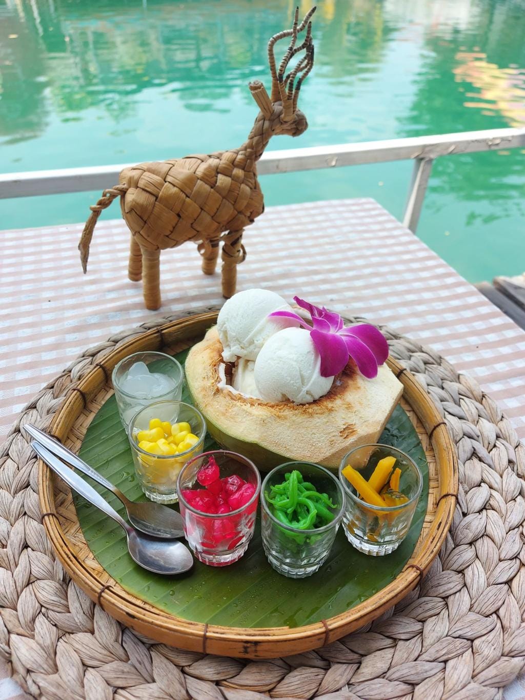 From mango sticky rice to authentic Thai curries, Thailand is a paradise for food lovers.