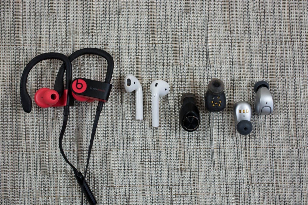 Difference between earbuds online and earpods