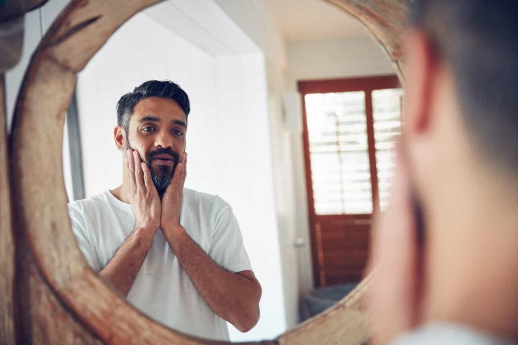 Waarom mannen MIDLIFE CRISES krijgen! Redenen, Symptomen en Oplossingen