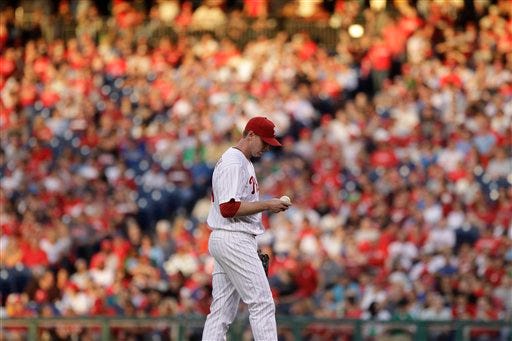 Phillies pitcher Roy Halladay struggling with sore shoulder