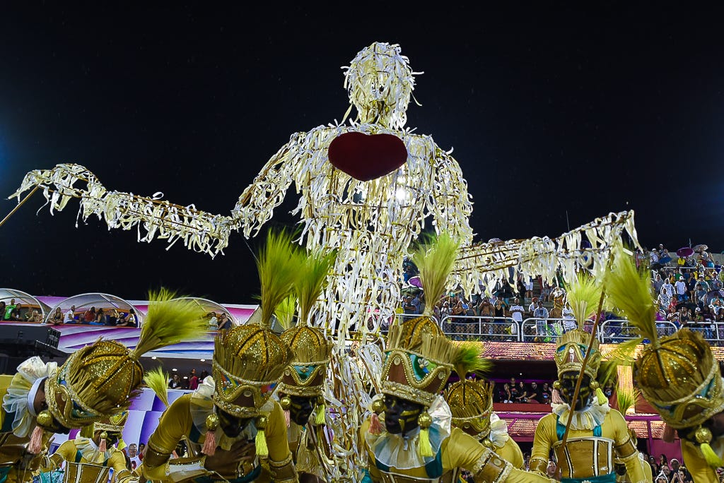 A alma das coisas e a arte dos milagres: o espetáculo cair no samba a partir da teatralidade das…