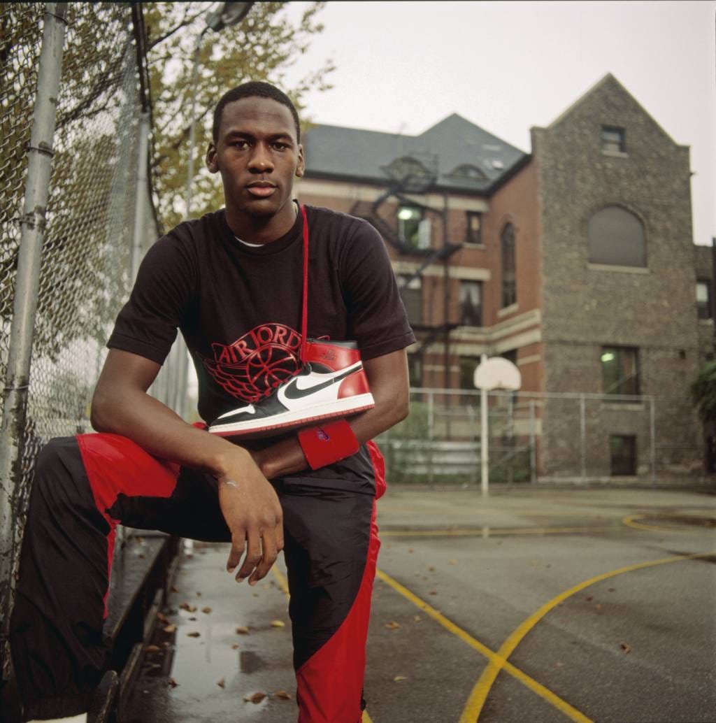 Jogador com o primeiro tênis Air Jordan. Foto: Nike/Divulgação