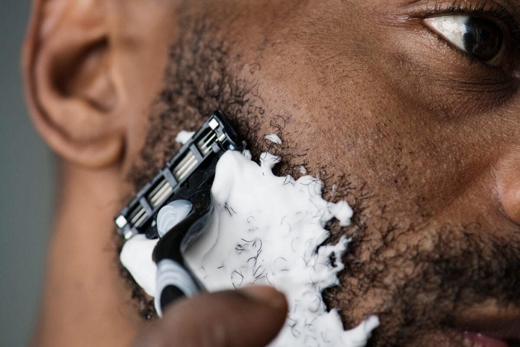 Comment se raser la barbe sans avoir de bouton — Expert du Rasoir | by  Expertdurasoir.com | Medium