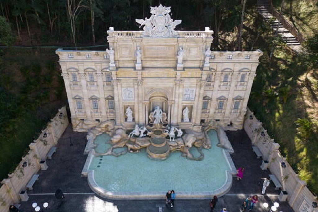????. "Fontana di Trevi". 2023. Serra Negra,SP. Brasil." — inaugurada em 2023, com 40 % da altura da original, erguida para homenagear a imigração italiana e servir de ponto turístico.