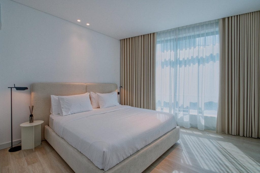 Cómo el mobiliario define el estilo y la decoración de un hotel