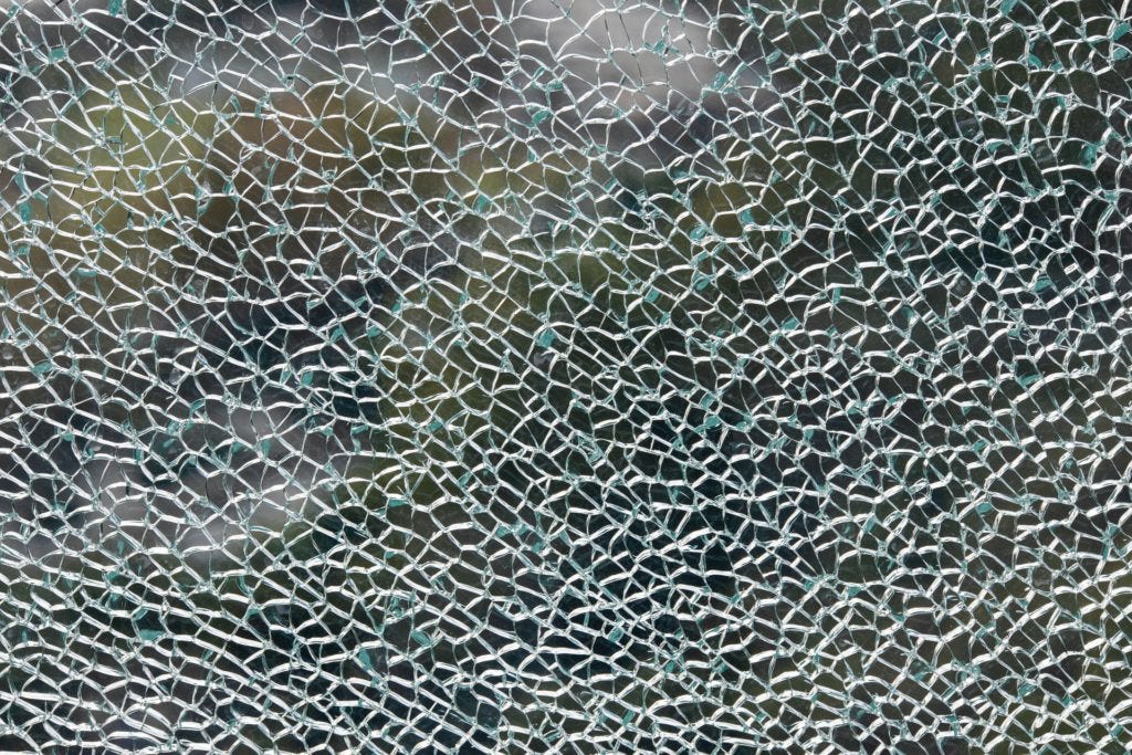 Kann ich mit einem Riss in meiner Windschutzscheibe fahren? Autoglas Deutschland Medium