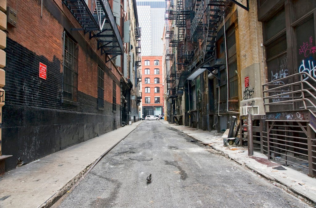 Закоулки питера. Город улица между домов. Улица между улицами. Улица между улицами. Сша бостон английские улочки.