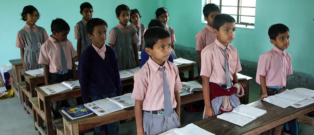 ученики в индии. образование в индии. средне-профессиональное образование в индии. современная школа в индии. индийская школа.