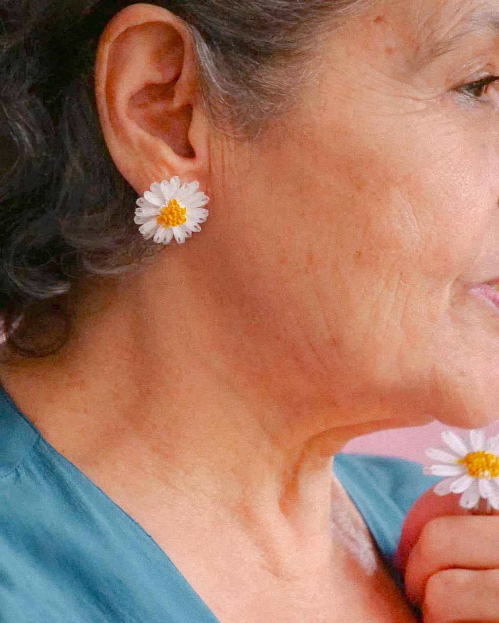 BIJOUX MARGUERITE : L’ÉLÉGANCE FLORALE QUI TRAVERSE LES SAISONS