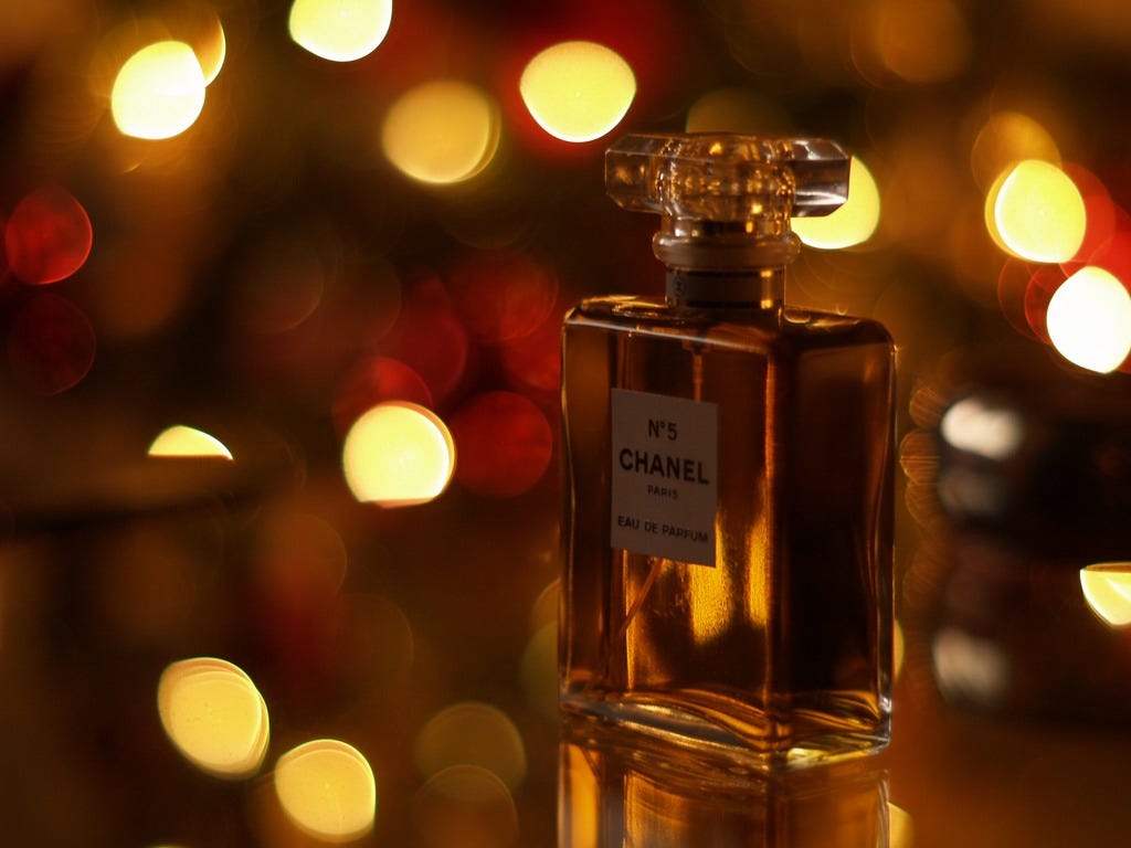 Les parfums Chanel : une stratégie opérationnelle | by Clémence Garnier |  Marketing, Marques & Innovation — Paris | Medium