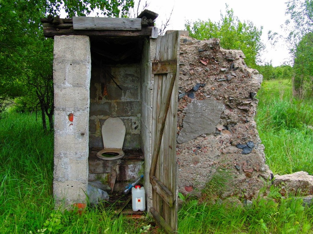 Взламка туалет. Старинный туалет. Старый деревянный туалет. Уличный туалет. Деревенский уличный туалет.