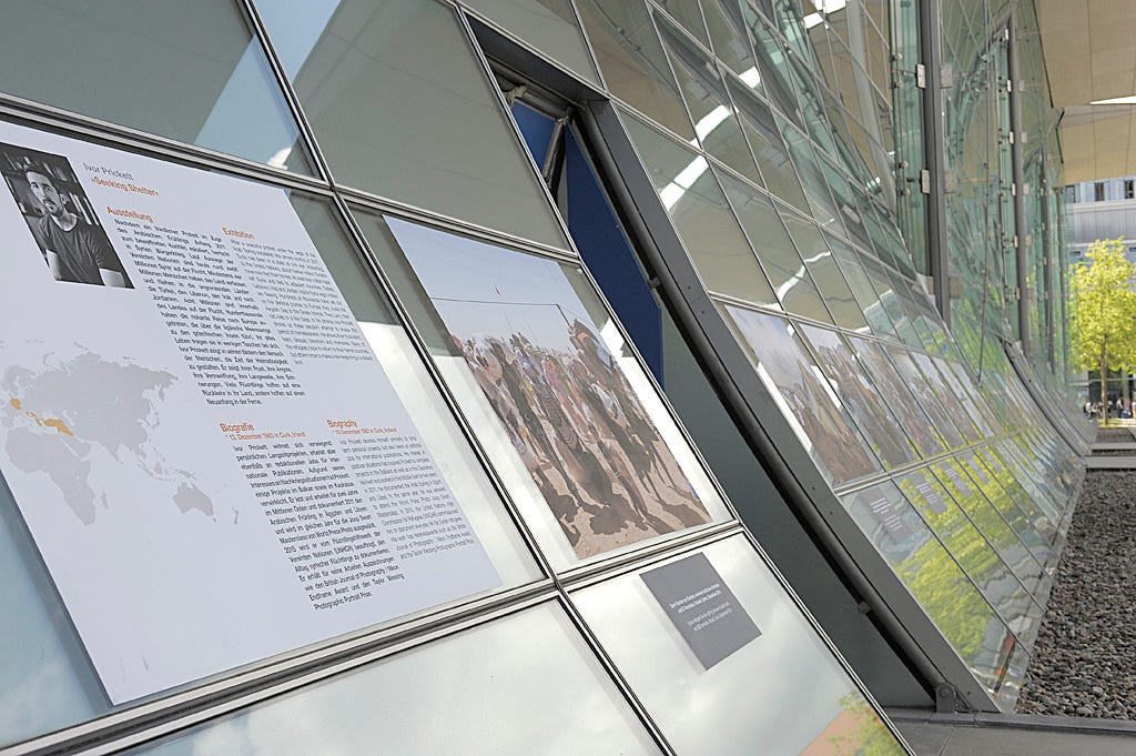 Dieses Mal ist auch die Außenwand des derzeit als Flüchtlingsunterkunft genutzten Deutschen Pavillons eine Ausstellungsfläche