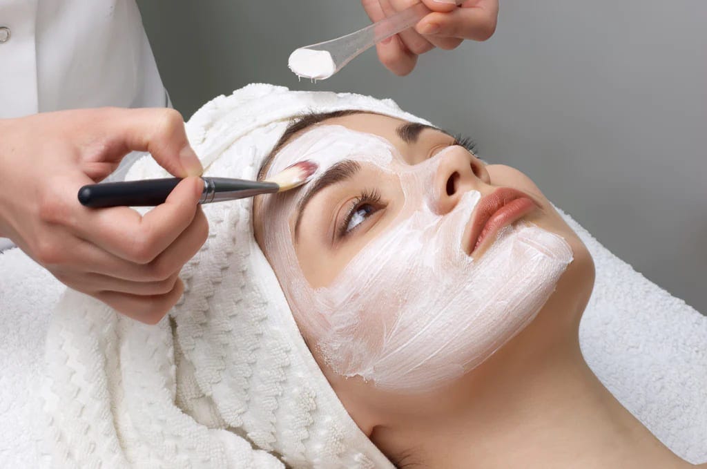 ¿Cómo hacer una limpieza facial en casa?
