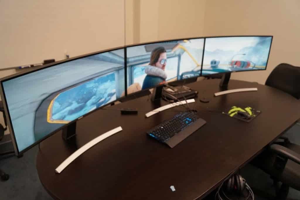 Samsung изогнутый монитор 32 full hd. Ultrawide монитор. Ноутбук с изогнутым экраном. Монитор самсунг изогнутый. Три монитора.