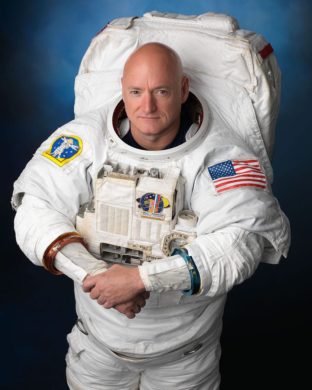 L’astronauta americano Scott Kelly ha trascorso un anno a bordo della ISS, a differenza del gemello Mark rimasto sulla Terra. Le analisi scientifiche compiute sui due gemelli hanno rivelato in Scott Kelly alcuni cambiamenti sorprendenti. Uno riguarda l’allungamento dei telomeri, sorta di microscopiche capsule che rivestono e proteggono i cromosomi. Quest’allungamento è associato con una maggiore longevità, ma anche con un aumento del rischio di ammalarsi di cancro. Altri cambiamenti riguardavano l’espressione genica, in particolare a livello dei mitocondri (le centrali energetiche delle nostre cellule) e del sistema immunitari