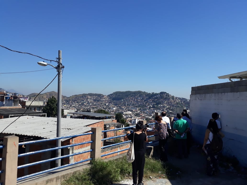 O Estado nas favelas: presente na ausência de serviços básicos e mais presente ainda na violação…