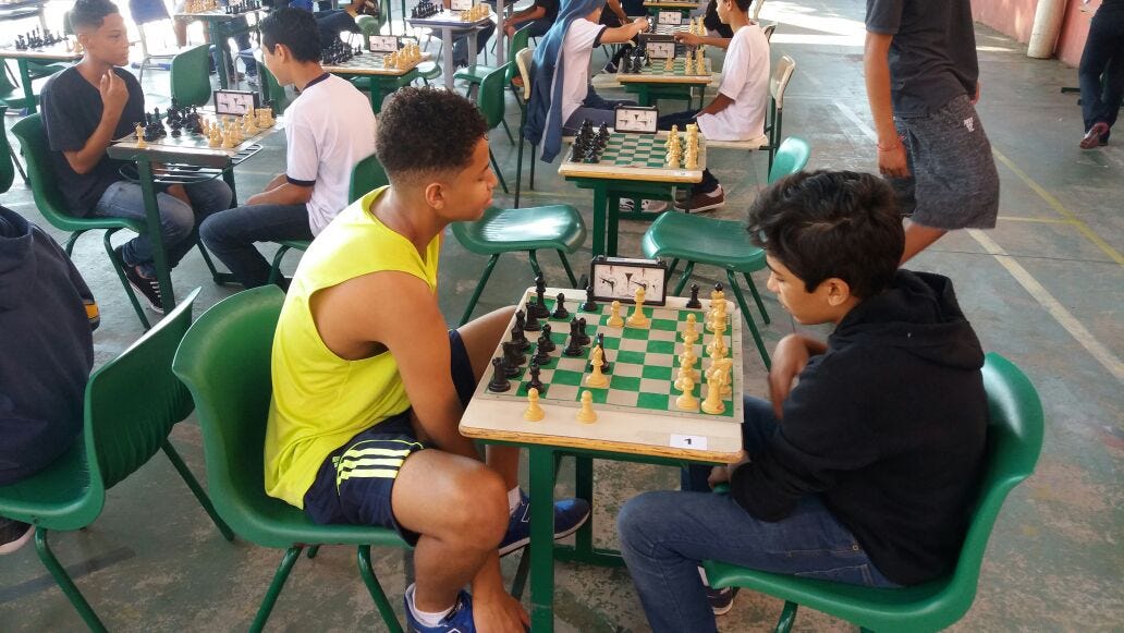 Alunos e famílias aprendem a jogar xadrez em aula da EMEB Ivo de