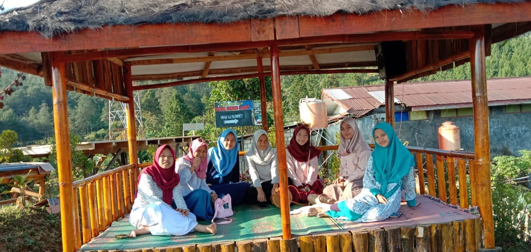 Bisik-bisik & Diam: Di Antara Ringan Mulut dan Ringan Hati