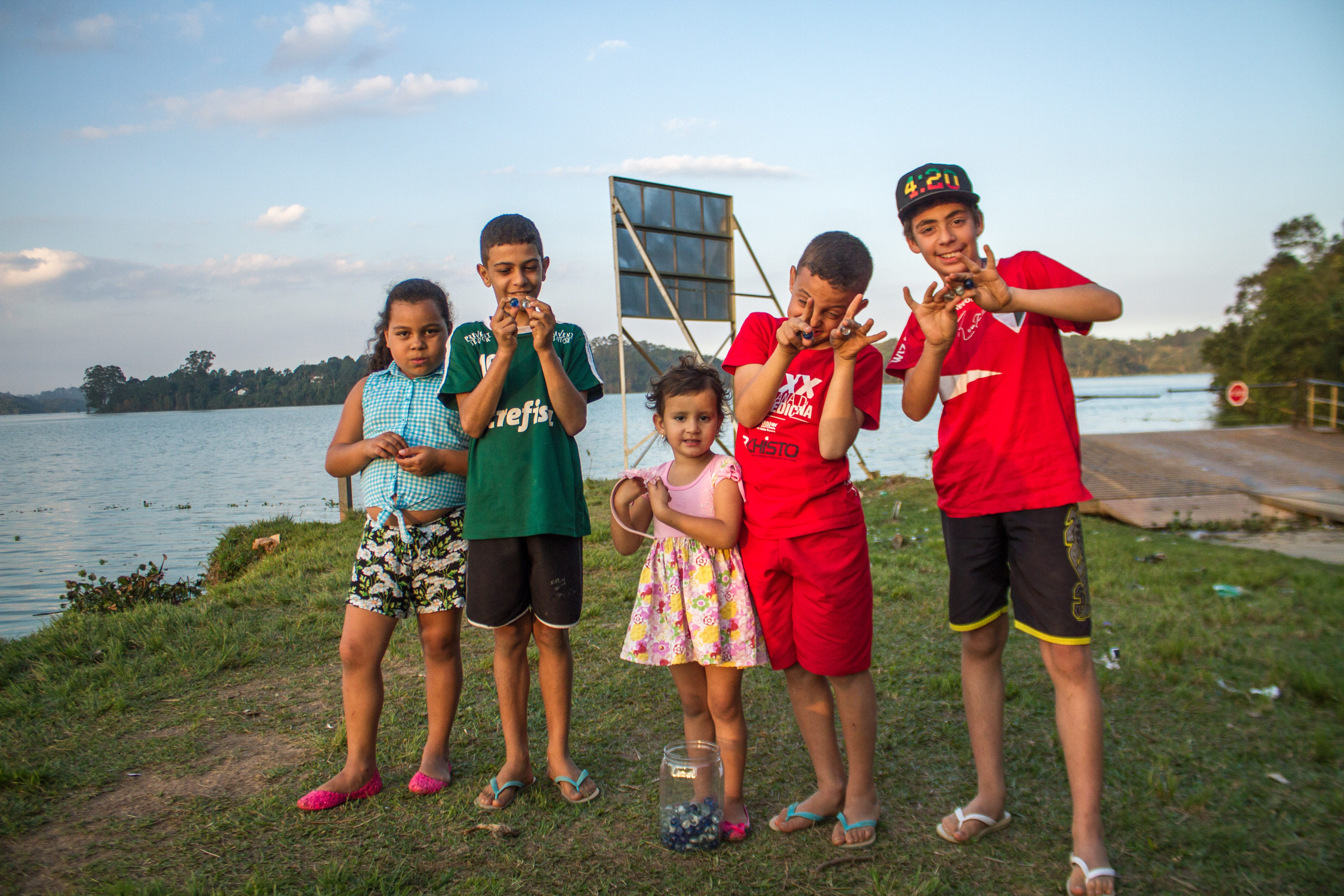 Campeonato de bolinha de gude reúne crianças da Ilha do Bororé, by  Priscila Pacheco, Portfólio Priscila Pacheco