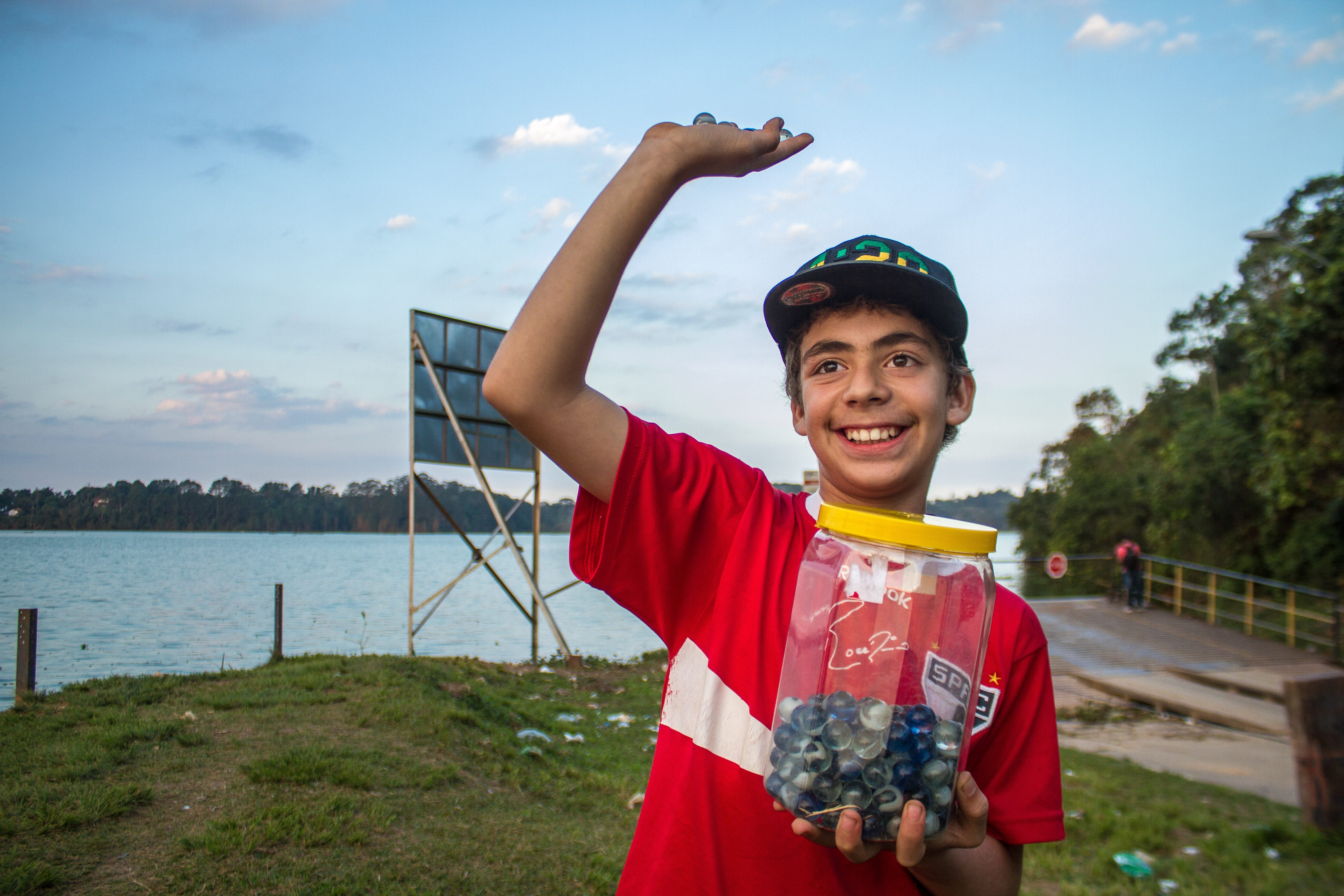 Campeonato de bolinha de gude reúne crianças da Ilha do Bororé, by  Priscila Pacheco, Portfólio Priscila Pacheco