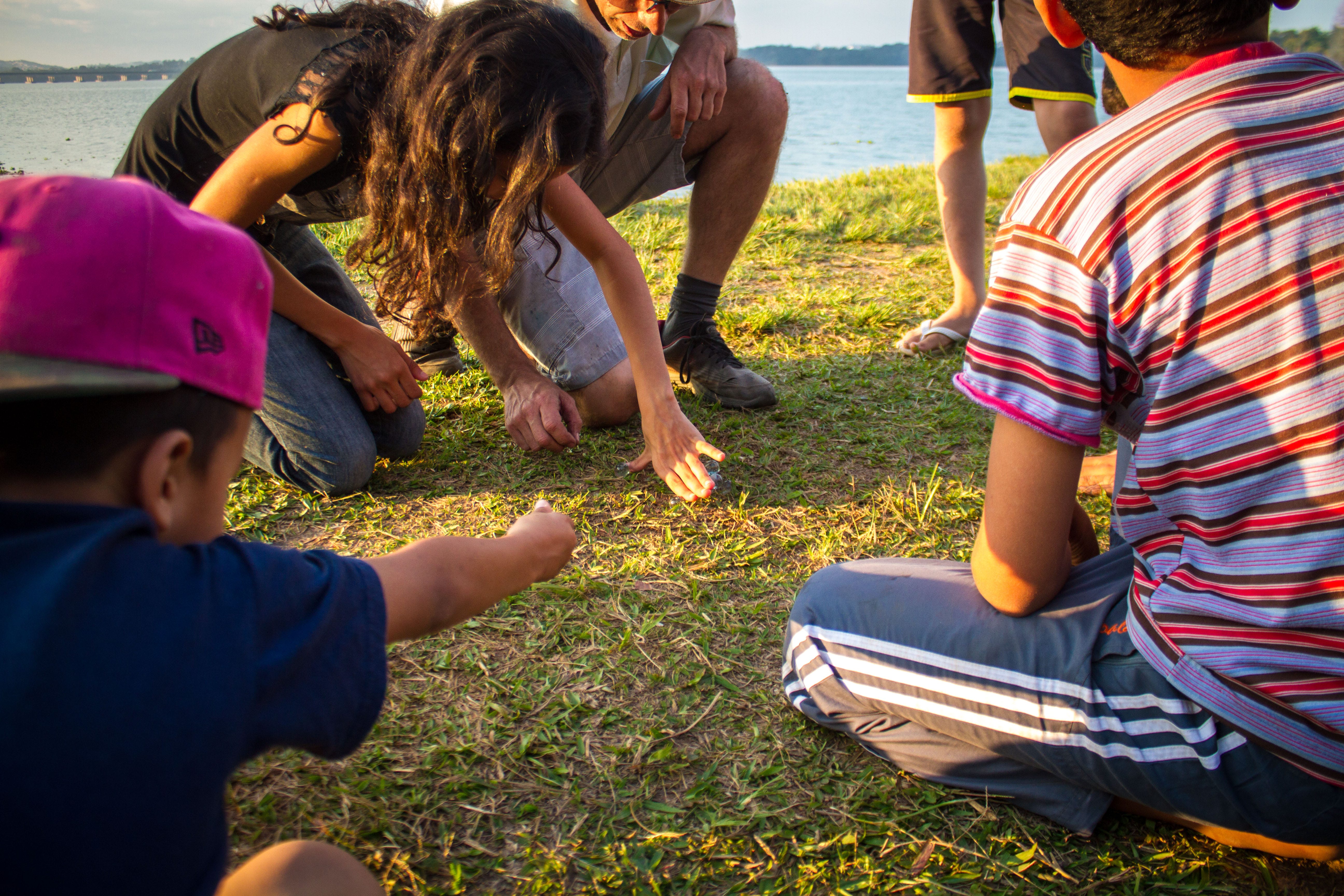 Campeonato de bolinha de gude reúne crianças da Ilha do Bororé, by  Priscila Pacheco, Portfólio Priscila Pacheco