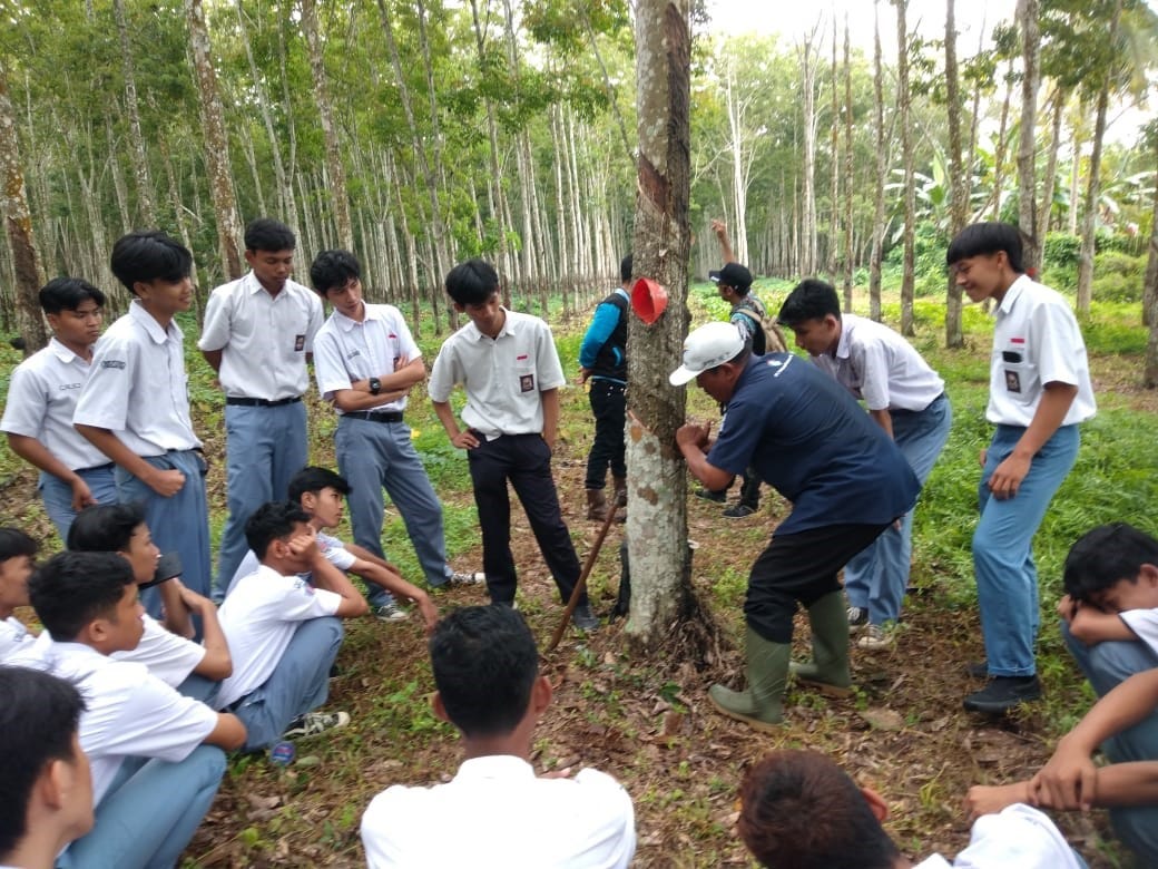 Kenalkan Industri Agro, SMK Utama Kunjungi PTPN I Regional 7 Kebun Way Berulu