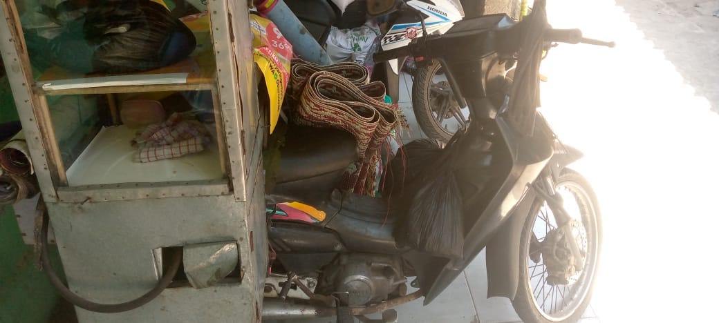 Penampakan sepeda motor Crypton milik Udin sekarang ini yang masih aktif untuk berdagang/Foto : Udin Sedunia