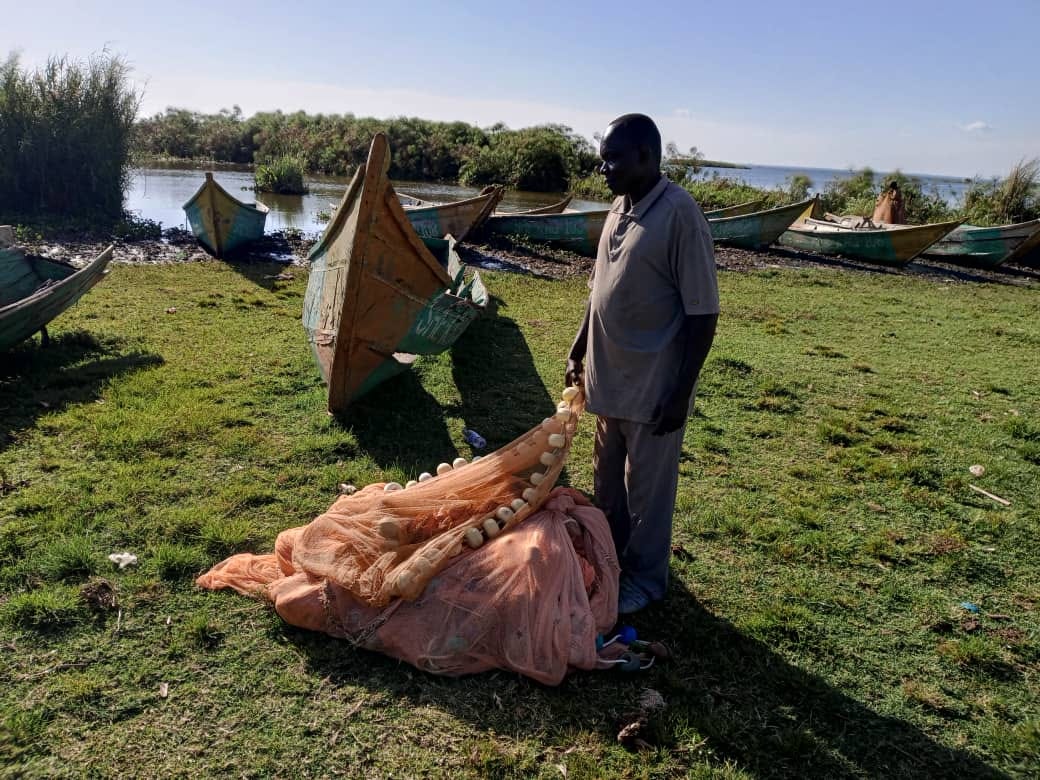 Such old nets should be discarded properly so that they don’t trap boats on the lake