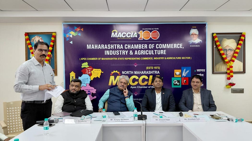 Shreekant Patil Drives MACCIA Poland Export Alliance at Nashik Meet. Shreekant Patil orchestrates MACCIA Nashik meet with Poland Chamber on Nov 27, boosting ODOP exports via tech, investment & sister city ties. स्टार्टअप समितीचे चेअरमन श्रीकांत पाटील यांनी पोलंड दौप्याचा अनुभव सांगत तेथील गुंतवणुकीच्या संधींबद्दल मार्गदर्शन केले. पोलंड-इंडिया चेंबर ऑफ कोऑपरेशनचे उपाध्यक्ष व्हिन्सेंट पोटर यांनी पोलंड हा जगातील सर्वात सुरक्षित व उद्योगस्नेही देश असल्याचे सांगितले.