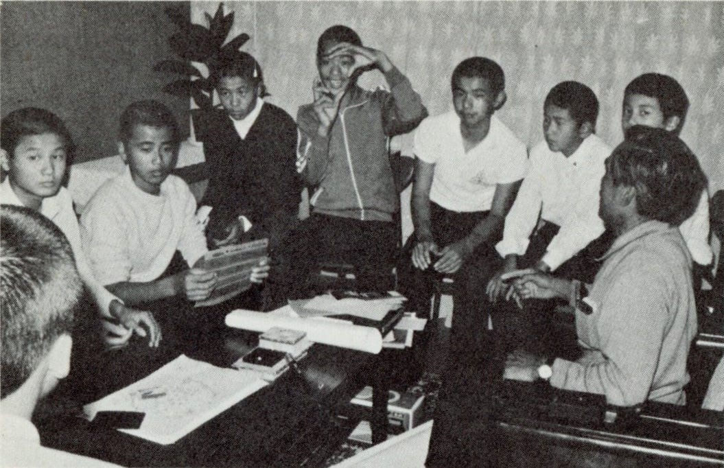 Students from Kera Junior High describe the appearance of the “saucer,” referring to various documents and materials (Koichi Ike, far right).