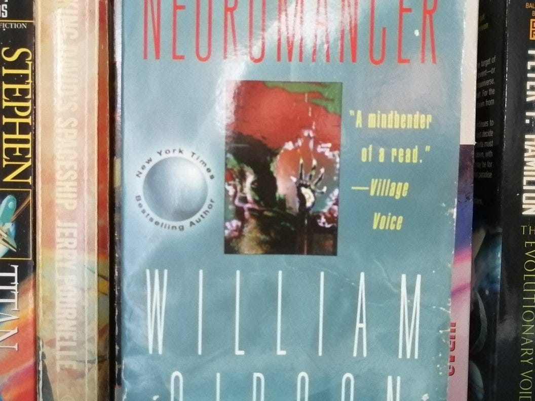 Newromancer karya William Gibson. Terselip di antara koleksi buku-buku luar angkasa. (Dok. Pribadi Penulis)