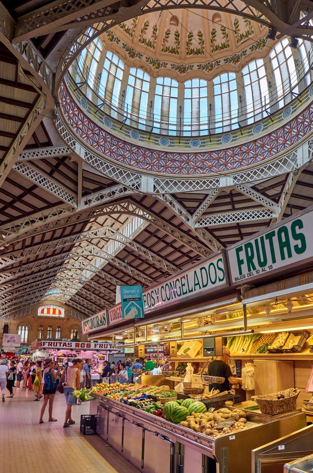 “Mercat Central de València” (Central Market of Valencia), where can be spotted some signs written in Valencian and others in Spanish. (Photo of Juan Gomez in Unsplash)