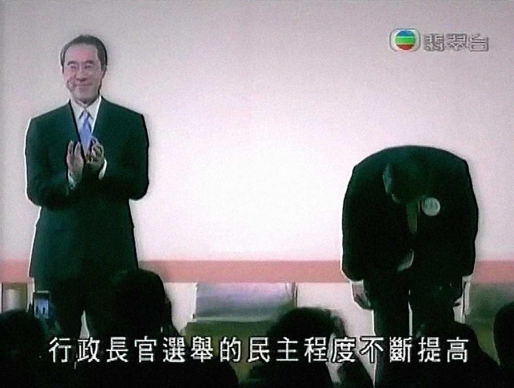 TVB新聞透視(2014年6月12日)://白皮書又說,政制發展亦穩步推進。這些工作包括,行政長官選舉的民主程度不斷提高,體現了均衡參與,立法會選舉直選元素亦有增加,而雙普選時間表已經訂立,相關的公眾諮詢工作亦已啟動。//