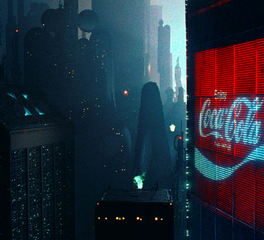 En el mundo posapocalíptico de Blade Runner (1982) todos se esfuerzan por abandonar el planeta Tierra porque este ya no puede garantizar la vida. Aún en este mundo, perdura Coca-Cola, pues, como dijo Slavoj Zizek, “es más fácil imaginar el fin del mundo que el fin del capitalismo”.