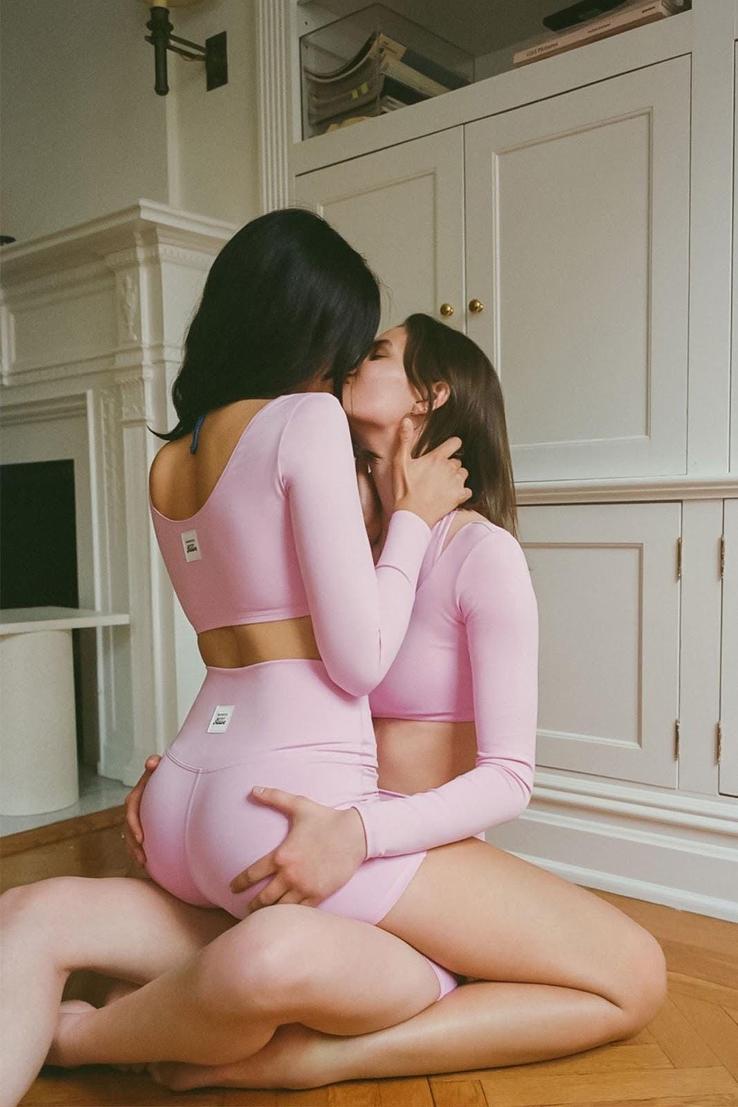 SHOULD YOU USE TINDER OR BUMBLE. SHOULD YOU USE TINDER OR BUMBLE by