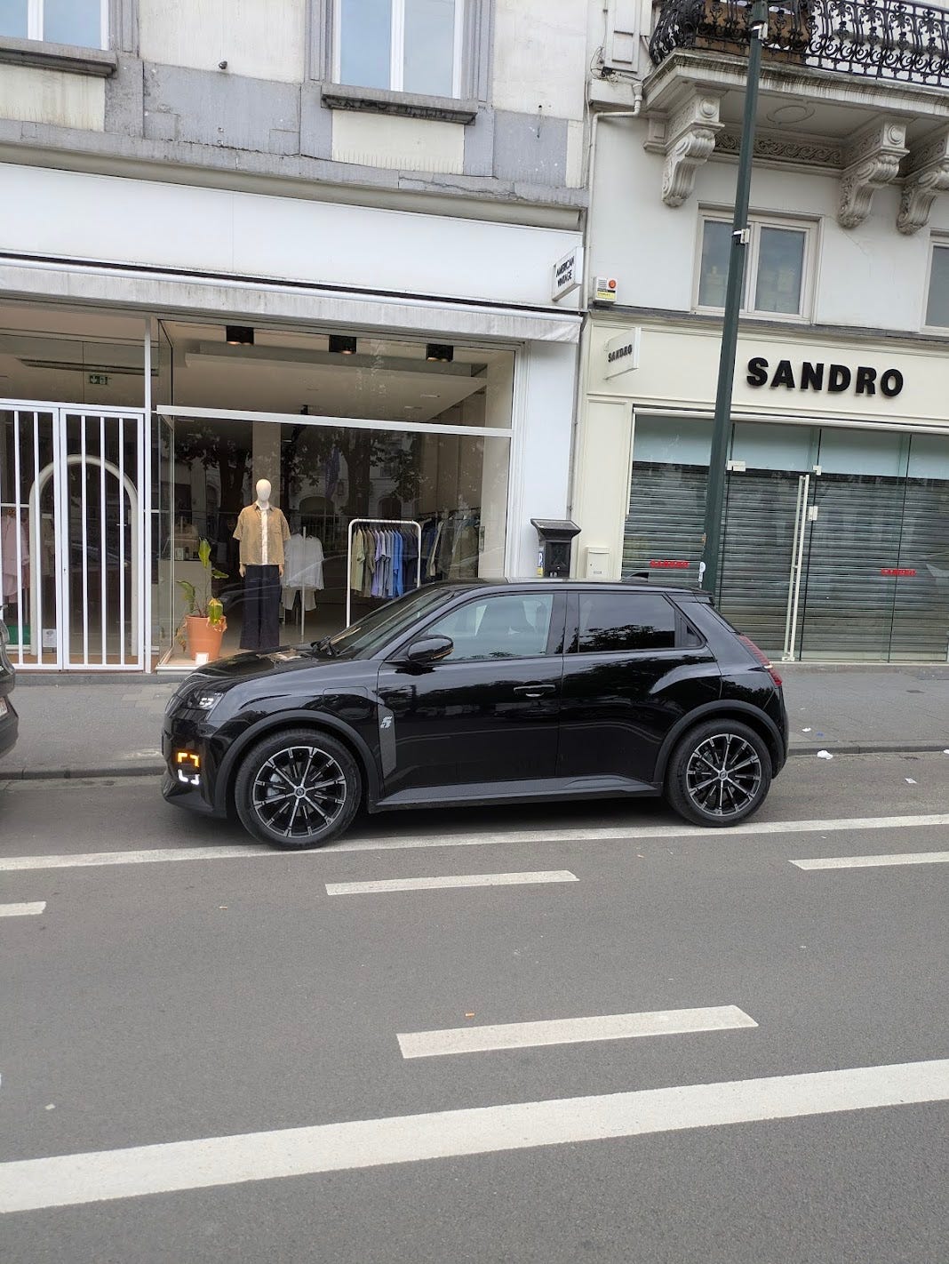The small city car: praise of compactness and urban zero friction