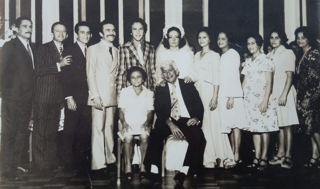 Da esquerda para a direita: Benedito Sena (irmão), Evaldo Sena (irmão), José Sena (irmão), Ciro Sena (irmão), Jorge, Eliene Ribeiro Sena (esposa), Lea Sena (irmã), Maria Sena (irmã), Marliy Sena (irmã), Hilma Sena (irmã), Maurícia Sena (irmã). À frente: Hilda Sena (mãe), Ubadlo Sena (pai)