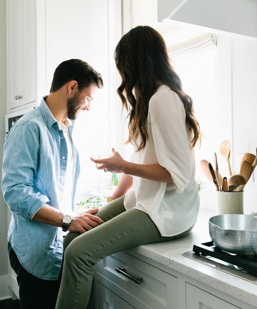 Caring wife. Парень и девушка на кухне. Счастливая пара. Отношения на кухне. Фотосессия на кухне.