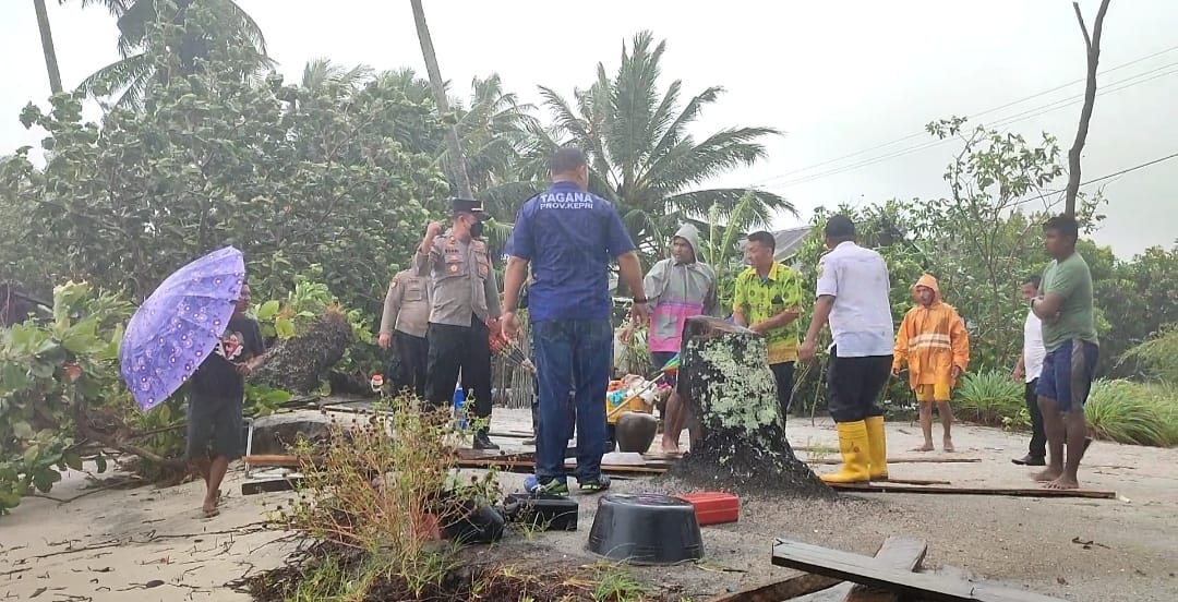 Tiga Unit Rumah Roboh Diterjang Ombak, Camat Singkep Barat Imbau Masyarakat Waspada