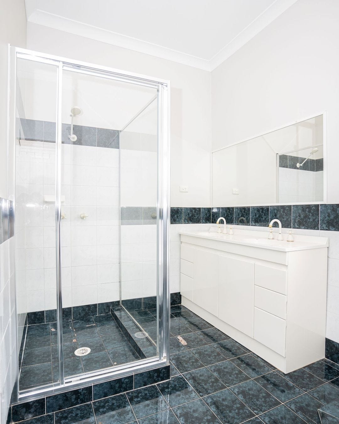 Discover Small Modern Bathroom Ideas for Space-Saving Luxury! - Belle ...