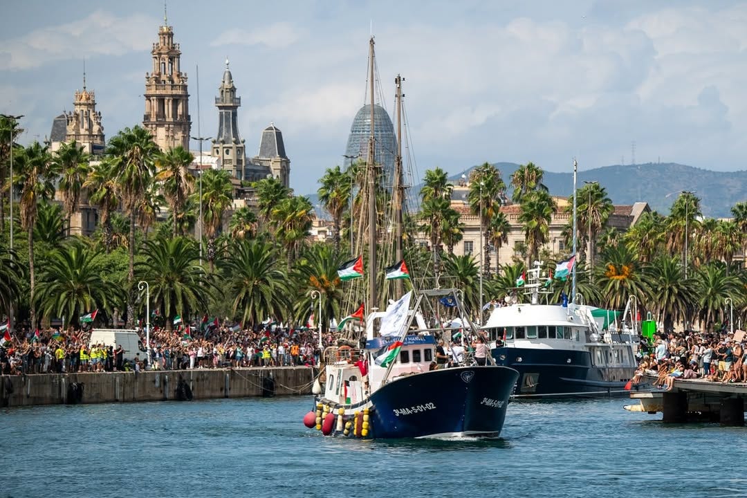 Pelayaran armada perdana dari Global Sumud Flotilla di pelabuhan Barcelona, Spanyol pada Minggu, 31 Agustus 2025. (Foto: @shot.by.shana)