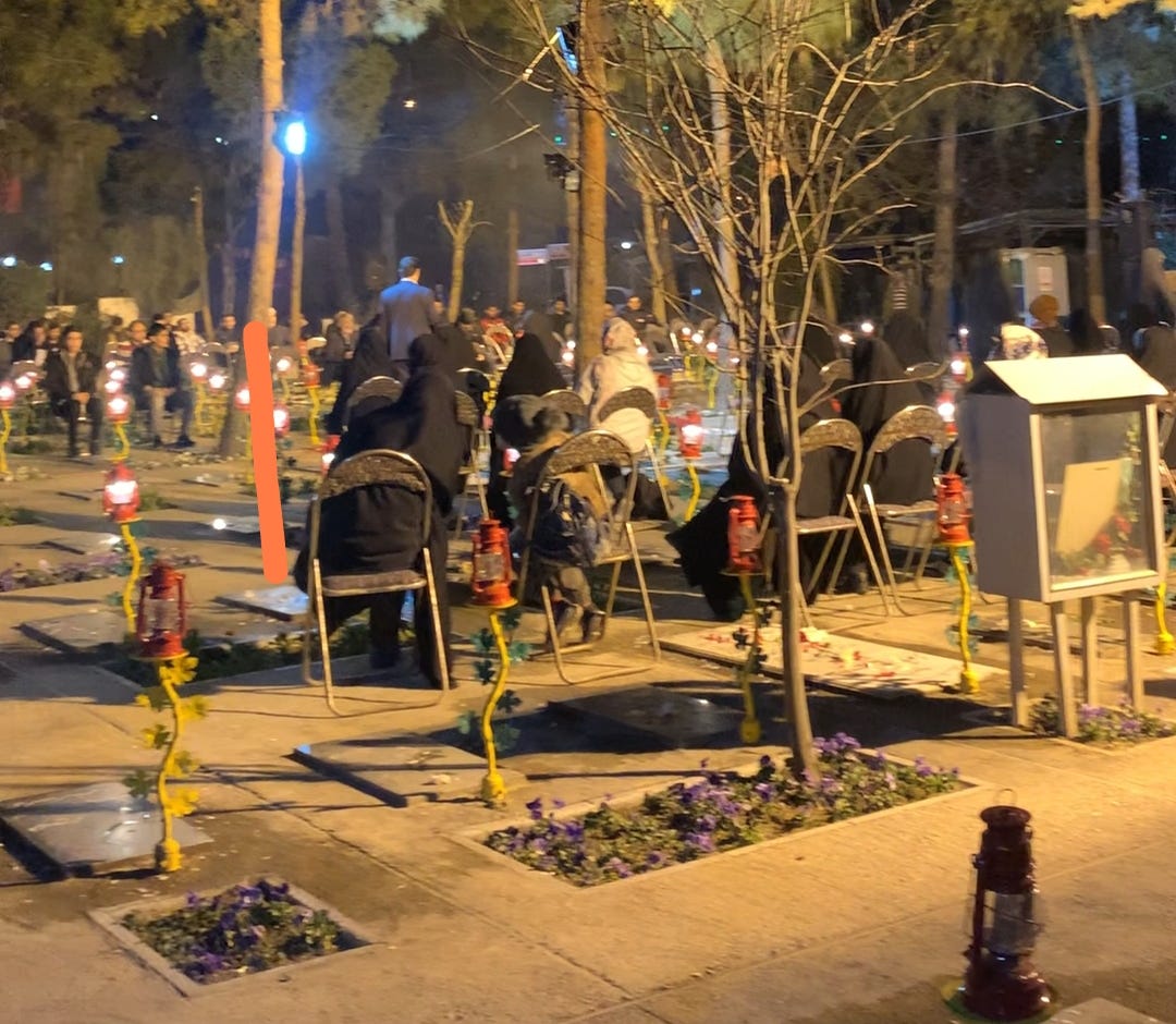 Di Iran, Makam-Makam Lebih Ramai Saat Malam Hari