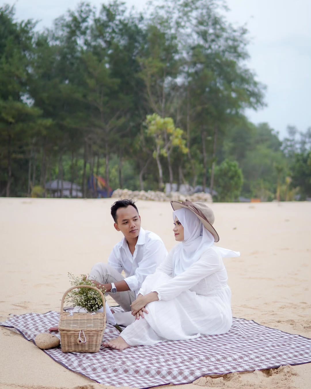 Serunya Piknik Sambil Nonton Konser Bersama Teman dengan Tikar dari Piknik Syahdu Malang