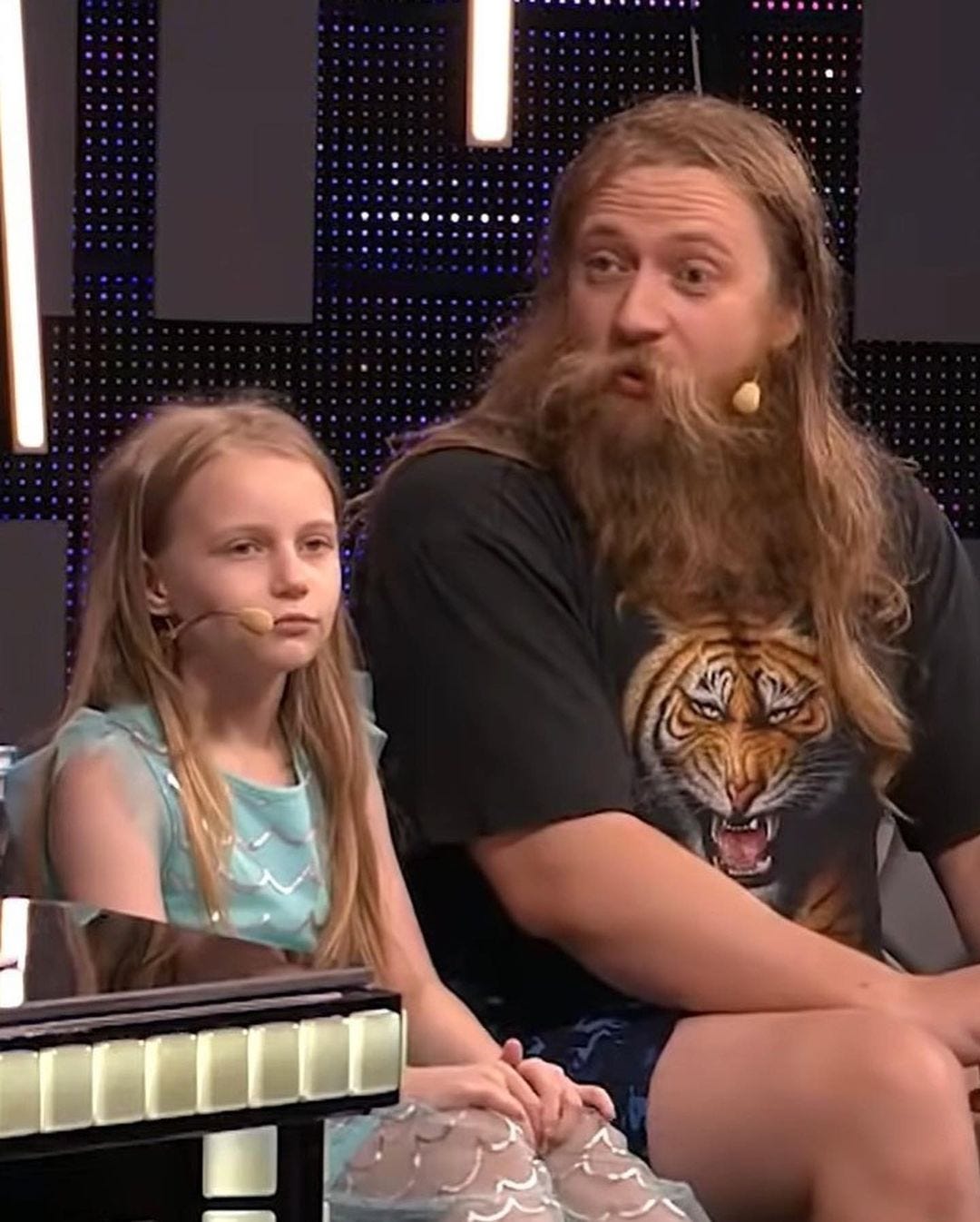 Что делают папа алисы. Алиса селезнева и кустики. Toy freaks bad baby. Алиса теплякова семья родители. Алису теплякову отчисляют из мгу.