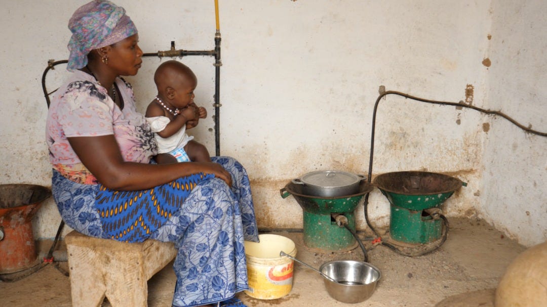 En Guinée, la technologie du biodigesteur réduit la charge de travail des femmes rurales