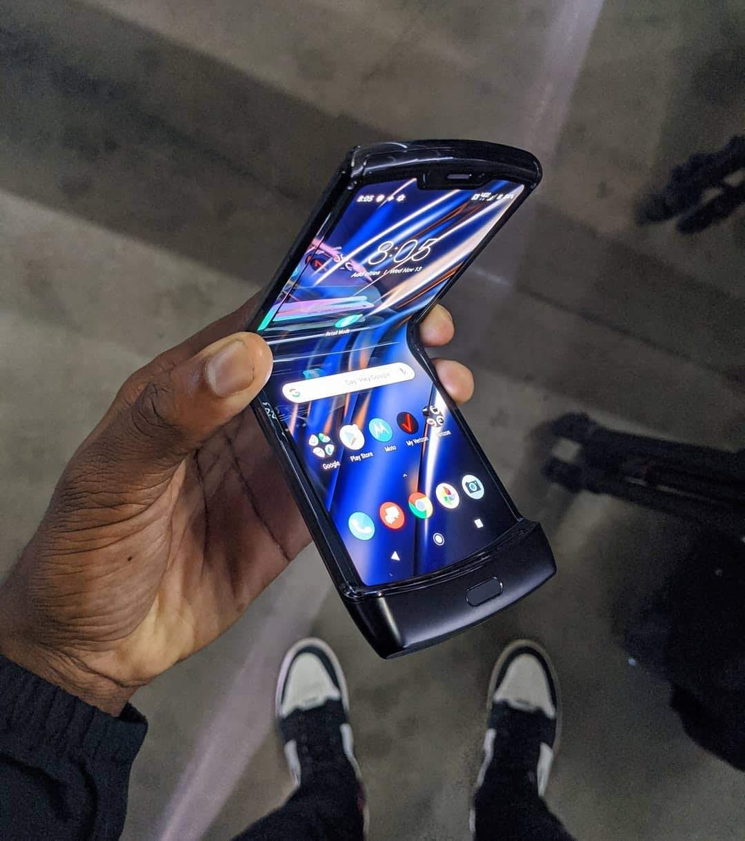 теслафон. смартфон заряжается. Huawei p20. зарядка для смартфона. лучшие быстрые телефоны.