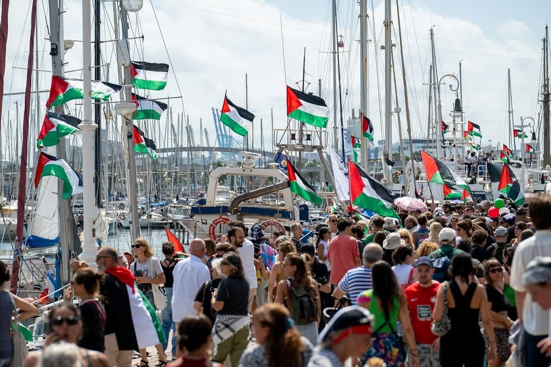 Tampak keramaian peserta perayaan peluncuran armada Global Sumud Flotilla di pelabuhan Barcelona, Spanyol. (Foto: @shot.by.shana)