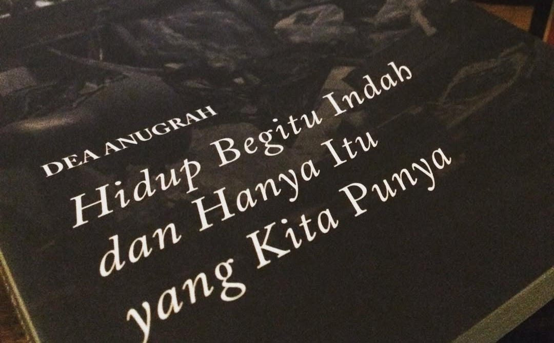 Esai-esai Dea Anugrah dan Kegetiran yang Terasa Dekat