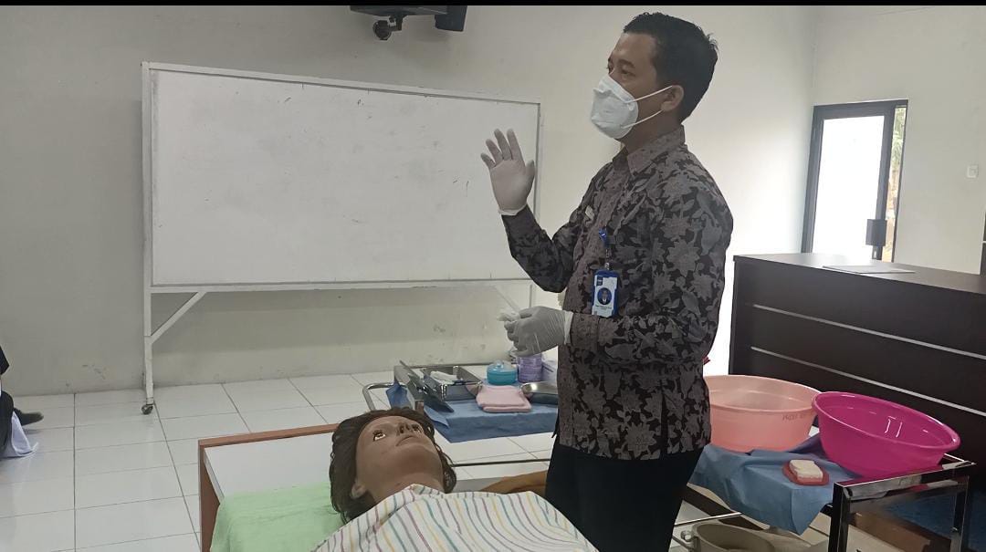 Efek Berbahaya Minum Air Sambil Berdiri Bagi Kesehatan