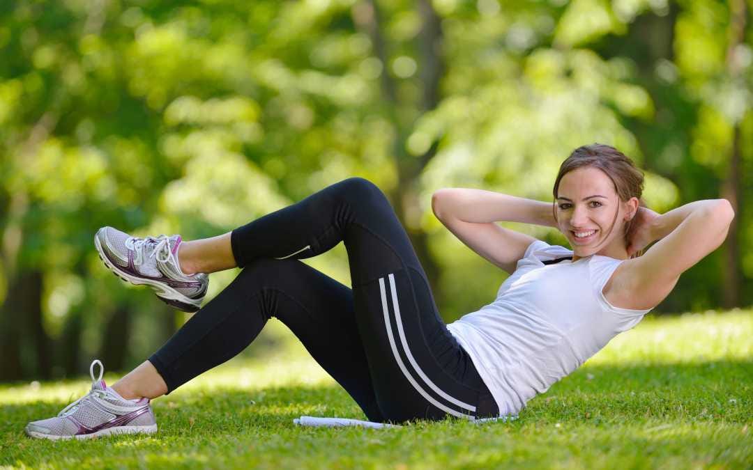 Does sport. Занятие спортом. Женщина занимается спортом. Физические упражнения. Занятия спортом на свежем воздухе.
